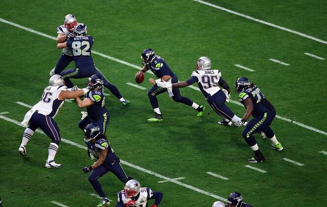 01 February 2015: Seattle Seahawks quarterback Russell Wilson 3 runs past New England Patriots defensive end Chandler Jones 95 during the first half of Super Bowl XLIX between the Seattle Seahawks and the New England Patriots at University of Phoenix Stadium in Glendale, Az. NFL American Football Herren USA FEB 01 Super Bowl XLIX - Patriots v Seahawks Icon3171502011405 EDITORIAL USE ONLY
