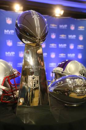 Vince Lombardi Trophy und der silberne Ball des wertvollsten Spielers liegen bereit - Super Bowl XLIX Winner New England Patriots Pressekonferenz, Convention Center Phoenix