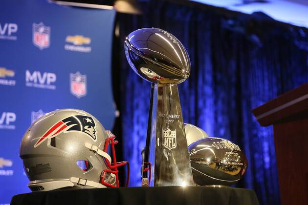 Vince Lombardi Trophy und der silberne Ball des wertvollsten Spielers liegen bereit - Super Bowl XLIX Winner New England Patriots Pressekonferenz, Convention Center Phoenix