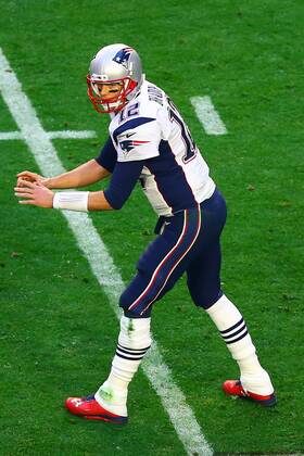 01 FEB 2015: New England Patriots quarterback Tom Brady (12) during the first quarter of Super Bowl XLIX being played at University of Phoenix Stadium. The New England Patriots defeat the Seattle Seahawks 28-24 in Super Bowl XLIX at University of Phoenix Stadium in Glendale Arizona. NFL American Football Herren USA FEB 01 Super Bowl XLIX - Patriots v Seahawks Icon020115315 EDITORIAL USE ONLY