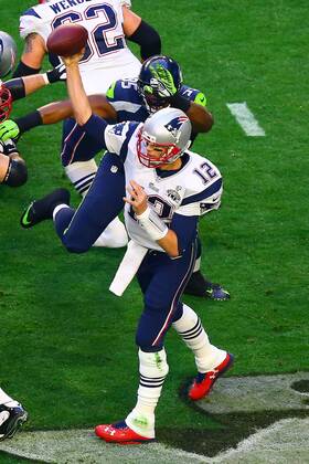 01 FEB 2015: New England Patriots quarterback Tom Brady (12) during the first quarter of Super Bowl XLIX being played at University of Phoenix Stadium. The New England Patriots defeat the Seattle Seahawks 28-24 in Super Bowl XLIX at University of Phoenix Stadium in Glendale Arizona. NFL American Football Herren USA FEB 01 Super Bowl XLIX - Patriots v Seahawks Icon020115319 EDITORIAL USE ONLY