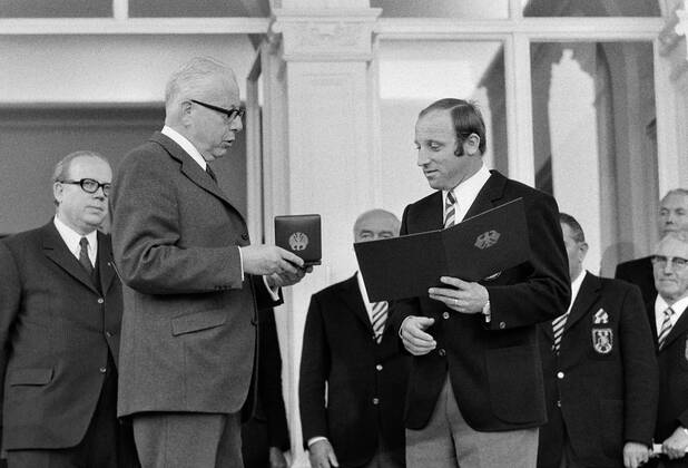 Fussball Ehrung der deutschen Nationalmannschaft bei Bundesraesident Gustav Heinemann 16.10.1970 Bundesraesident Gustav Heinemann (links) und Uwe SEELER (rechts) xxNOxMODELxRELEASExx