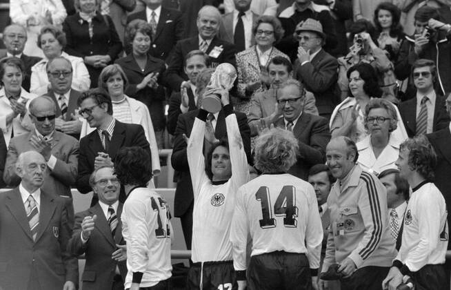 Fussball Weltmeisterschaft 1974 Finale Deutschland - Holland 07.07.1974 Deutschland ist Weltmeister; DFB Praesident Hermann GOESSMANN (links) Gerd MUELLER (Nr. 14), Wolfgang OVERATH jubelt mit dem WM-Pokal. , Uli HOENESS (Nr. 14), Bundestrainer Helmut SCHOEN sowie Bernd HOELZENBEIN (v.li.) freuen sich mit. xxNOxMODELxRELEASExx