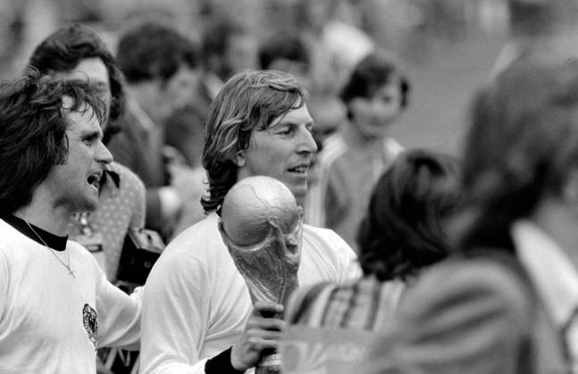 Fussball Weltmeisterschaft 1974 Finale Deutschland - Holland 07.07.1974 Deutschland ist Weltmeister; Juergen Grabowski (Mitte) jubelt mit dem WM-Pokal, Wolfgang Overath (li) xxNOxMODELxRELEASExx