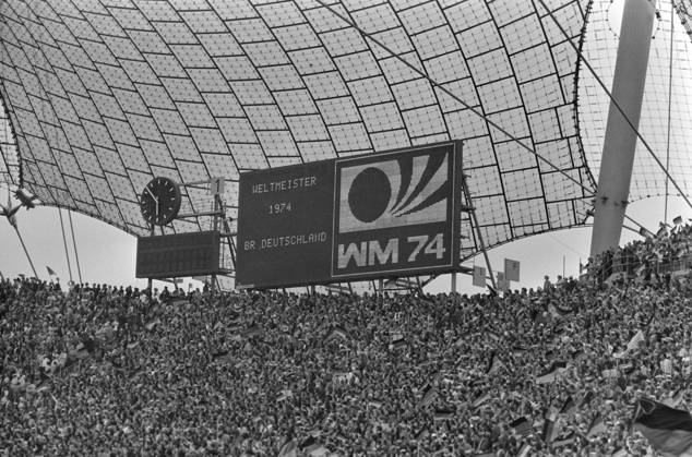 Fussball Weltmeisterschaft 1974 Finale Deutschland - Holland 07.07.1974 Deutschland ist Weltmeister; Anzeigetafel im Münchner Olympia Stadion xxNOxMODELxRELEASExx