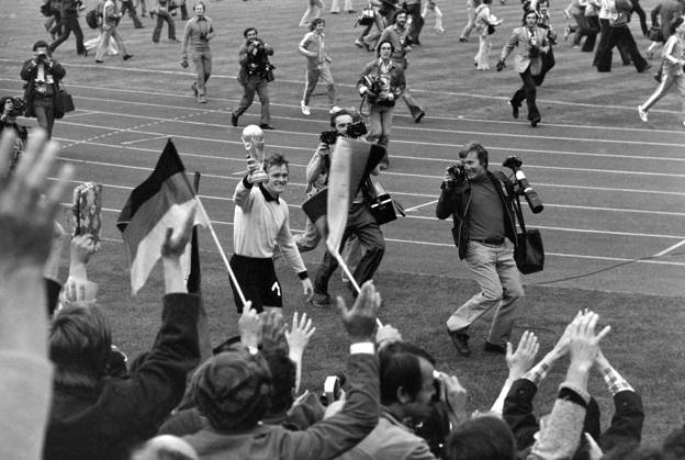 Fussball Weltmeisterschaft 1974 Finale Deutschland - Holland 07.07.1974 Deutschland ist Weltmeister; Sepp Maier (Mitte) jubelt mit dem WM-Pokal umgeben von Fotografen xxNOxMODELxRELEASExx