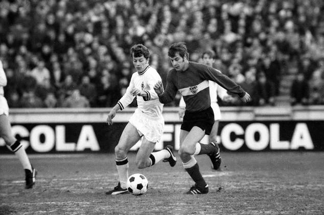 VfB Stuttgart - Borussia Mönchengladbach: Herbert Wimmer (li., Mönchengladbach) gegen Hans Arnold (Stuttgart)
