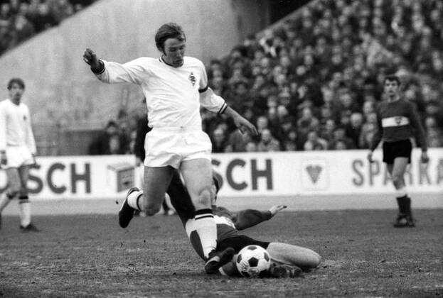 VfB Stuttgart - Borussia Mönchengladbach: Günter Netzer (li., Mönchengladbach) im Duell