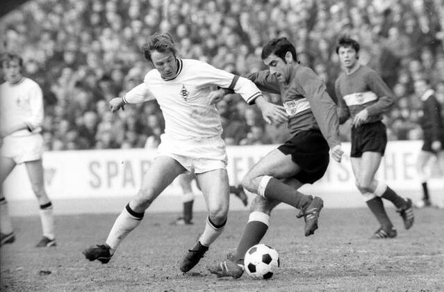 VfB Stuttgart - Borussia Mönchengladbach: Günter Netzer (li., Mönchengladbach) gegen Horst Haug (Stuttgart)