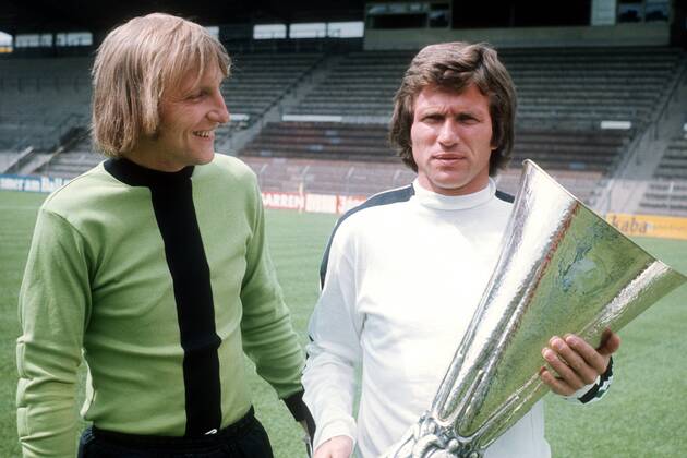 Torwart Wolfgang Kleff (li.) und Jupp Heynckes (beide Borussia Mönchengladbach) mit dem UEFA-Pokal