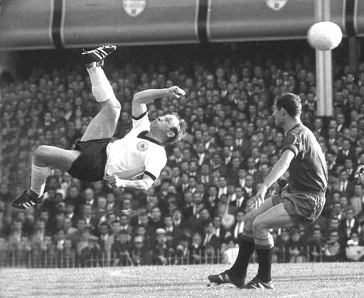 Weltmeisterschaft 1966. Deutschland - Spanien 20.7.1966. Fallrueckzieher von Uwe Seeler. HM