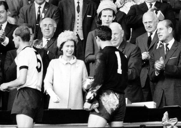 Fußball, WM 1966, Finale in Wembley, England - Deutschland 4-2 n.V. Siegerehrung Fußball WM 1966 mit Queen Elizabeth II., FIFA Präsident Sir Stanley Rous und Prinz Philip, vorn Willi Schulz und Torwart Hans Tilkowski (beide BR Deutschland)