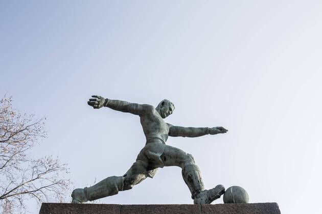 Berlin, Deutschland, 19.03.2015: Berlin - Friedrich-Ludwig-Jahn-Sportpark. Fußballstatue