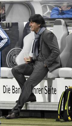 Nationaltrainer Trainer Coach Joachim Jogi Löw (GER) vor dem Spiel auf der Trainerbank mit Kaffee DFB Länderspiel Deutschland gegen Australien Freundschaftsspiel Fußball Herren GER vs AUS Saison 2014 2015 Kaiserslautern Fritz-Walter-Stadion 25.03.2015 DFB Länderspiel Deutschland gegen Australien