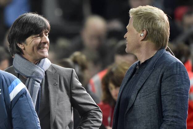 Nationaltrainer Trainer Coach Joachim Jogi Löw (GER) (links) im Gespräch mit TV-Experte Oliver Kahn (rechts) freundlich lächeln lächelt lächelnd gute Laune DFB Länderspiel Deutschland gegen Australien Freundschaftsspiel Fußball Herren GER vs AUS Saison 2014 2015 Kaiserslautern Fritz-Walter-Stadion 25.03.2015 DFB Länderspiel Deutschland gegen Australien