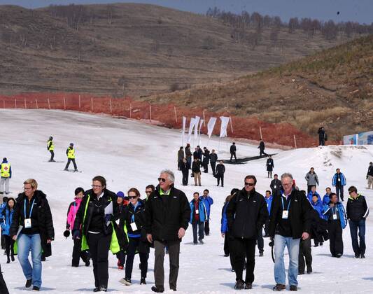 (150326) -- BEIJING, March 26, 2015 -- Members of the 2022 Evaluation Commission of the International Olympic Committee (IOC) inspect the Yunding ski field in Chongli County, north China s Hebei Province, on March 26, 2015. An IOC team was visiting Beijing, capital of China, and Zhangjiakou City of Hebei Province to assess their joint bid to host the 2022 Winter Olympic Games Olympische Spiele Olympia OS Gong Lei) (SP)CHINA-BEIJING-IOC EVALUATION GongxLi