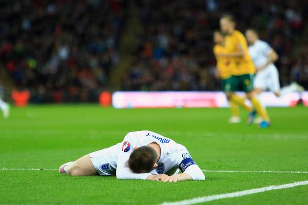 Wayne Rooney of England looks dejected having hit the post - England vs. Lithuania - UEFA EURO EM Europameisterschaft Fussball 2016 Qualifier - Wembley Stadium - London - 27 03 2015 Pic Philip Oldham Sportimage EDITORIAL USE ONLY. No use with unauthorised audio, video, data, fixture lists, club league logos or live services. Online in-match use limited to 120 images, no video emulation. No use in betting, games or single club league player publications.