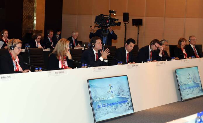 (150328) -- BEIJING, March 28, 2015 -- Members of the Evaluation Commission of the International Olympic Committee (IOC) attend the closing ceremony of presentations of the Beijing 2022 Olympic Winter games Winterspiele Spiele Summer games Bid Committee for the IOC Evaluation Commission in Beijing, capital of China, on March 28, 2015. ) (SP)CHINA-BEIJING-IOC EVALUATION GongxLei