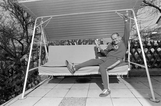 Fussball Homestory Sepp Herberger 18.03.1972 Altbundestrainer Sepp Herberger in einer Hollywoodschaukel in seinem Garten in Weinheim mit dem Jules Rimet Pokal xxNOxMODELxRELEASExx