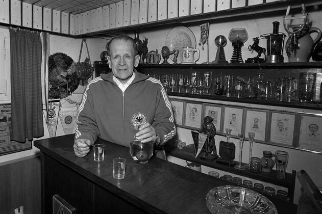 Fussball Homestory Sepp Herberger 18.03.1972 Altbundestrainer Sepp Herberger in seiner Fussballstube in seinem Haus in Weinheim xxNOxMODELxRELEASExx