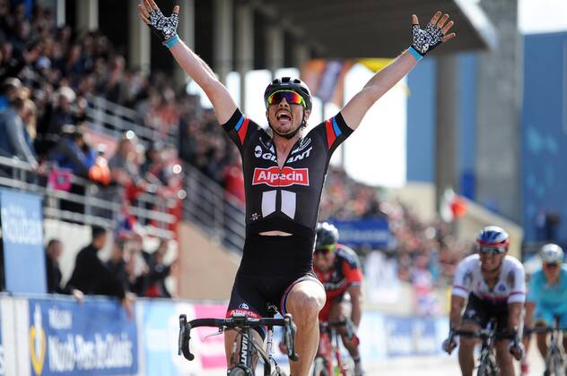 John DEGENKOLB ( GER Giant Alpecin ) gewinnt nach Mailand San Remo auch Paris Roubaix - Finish - Ziel - Jubel - Freude - Emotionen - Mimik - Gestik - Aktion - Rennszene - Querformat - quer - horizontal - Event Veranstaltung: Paris - Roubaix 2015 - Compiegne nach Roubaix Velodrome 000.0 km - Location Ort: Roubaix Velodrome - France - Frankreich - Europe - Europa - Date Datum: 12.04.2015