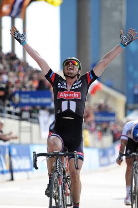 John DEGENKOLB ( GER Giant Alpecin ) gewinnt nach Mailand San Remo auch Paris Roubaix - Finish - Ziel - Jubel - Freude - Emotionen - Mimik - Gestik - Aktion - Rennszene - Hochformat - hoch - vertikal - Event Veranstaltung: Paris - Roubaix 2015 - Compiegne nach Roubaix Velodrome 000.0 km - Location Ort: Roubaix Velodrome - France - Frankreich - Europe - Europa - Date Datum: 12.04.2015