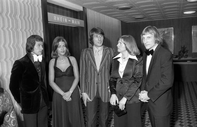 DFB Weihnachtsfeier 1973 - Sänger Udo Jürgens (Österreich) zwischen Jupp Heynckes mit Frau Iris und Torwart Wolfgang Kleff mit Frau Dorothee (beide BR Deutschland)