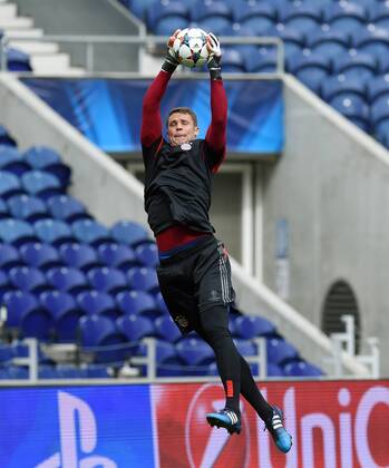 FUSSBALL CHAMPIONS LEAGUE SAISON 2014 2015 VIERTELFINAL HINSPIEL FC Porto - FC Bayern Muenchen 14.03.2015 Abschlusstraining FC Bayern Muenchen im Stadion Dragao; Torwart Manuel Neuer mit Ball 