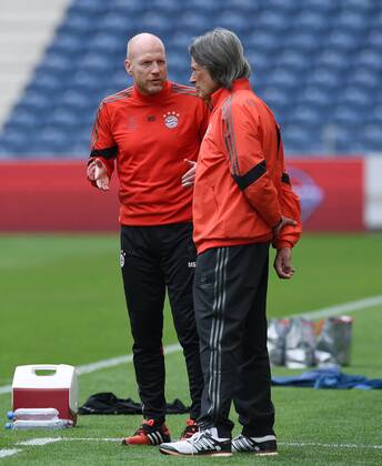 FUSSBALL CHAMPIONS LEAGUE SAISON 2014 2015 VIERTELFINAL HINSPIEL FC Porto - FC Bayern Muenchen 14.03.2015 Abschlusstraining FC Bayern Muenchen im Stadion Dragao; Sportvorstand Matthias Sammer (li) im Gespraech mit Mannschaftsarzt Hans-Wilhelm Mueller-Wohlfahrt (re) 