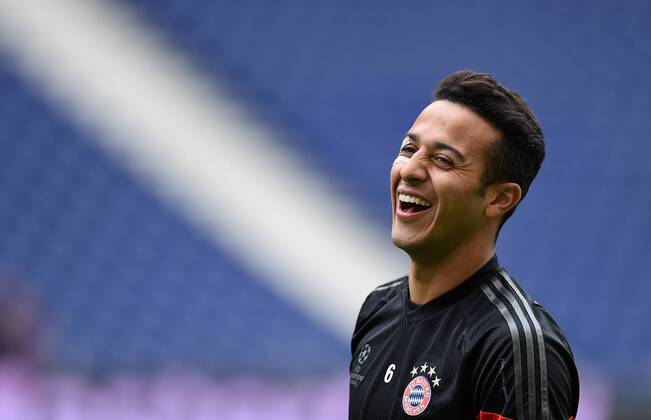 FUSSBALL CHAMPIONS LEAGUE SAISON 2014 2015 VIERTELFINAL HINSPIEL FC Porto - FC Bayern Muenchen 14.03.2015 Abschlusstraining FC Bayern Muenchen im Stadion Dragao; Thiago Alcantara mit Pflaster am Auge 