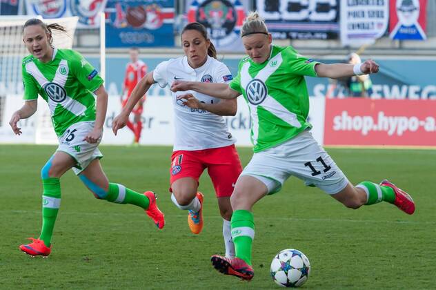 v.li.: Jessica Houara (Paris Saint-Germain) kann den Schuss von Alexandra Popp (VfL Wolfsburg) nicht verhindern, Fussball, UEFA Women s Champions League, VfL Wolfsburg - Paris Saint-Germain, xobx