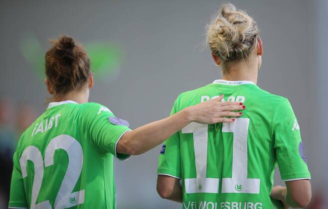 Enttäuschung bei v.l. Verena Faisst (VfL Wolfsburg), Alexandra Popp (VfL Wolfsburg) VfL Wolfsburg vs. Paris Saint Germain