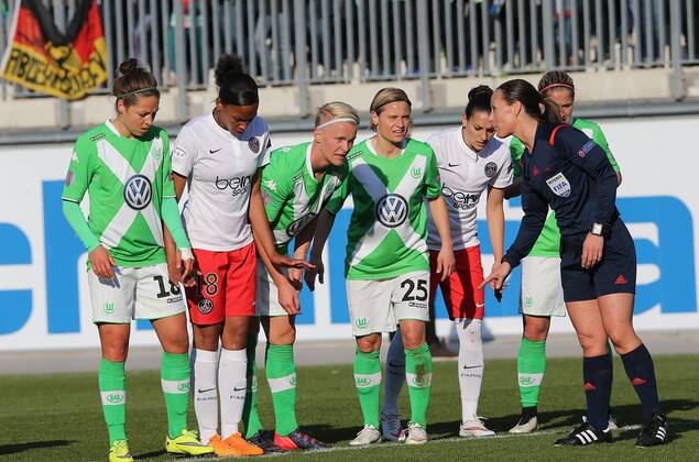 Diskussion mit Schiedsrichterin, v.l.Vanessa Bernauer (VfL Wolfsburg), Marie-Laure Delie (Paris Saint-Germain), Nilla Fischer (VfL Wolfsburg), Martina Mueller (VfL Wolfsburg) VfL Wolfsburg vs. Paris Saint Germain