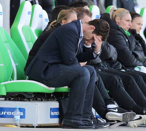 Cheftrainer Ralf Kellermann (VfL Wolfsburg) enttäuscht, er mag nicht mehr hinsehen. VfL Wolfsburg vs. Paris Saint Germain