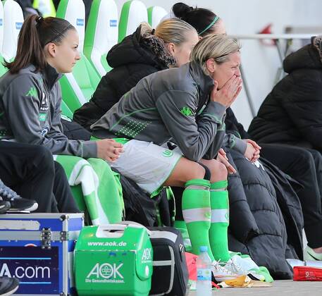 Martina Mueller (VfL Wolfsburg) wird ausgewechselt, unter traenen verlaesst sie den Platz. Es war ihr letzter Auftritt im heimischen stadion. Nach der saison beendet sie ihre Karriere. VfL Wolfsburg vs. Paris Saint Germain