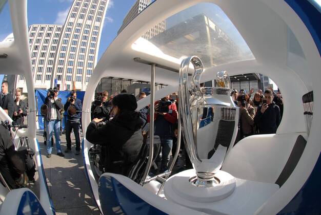 Champions-League Pokal tourt mit Promis durch Berlin. 5 Stationen mit unterschiedlichen Transportmittel. Pokal tourt durch Berlin
