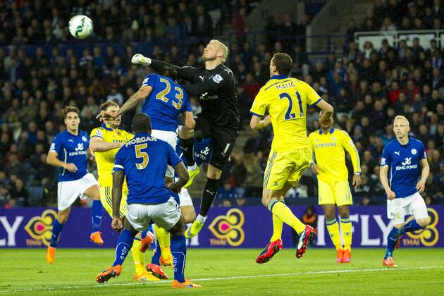 29.04.2015. Leicester, England. Barclays Premier League. Leicester City versus Chelsea. Kasper Schmeichel (Leicester City) punches a cross clear. xGrahamxWilsonx  ActionPlus11616590