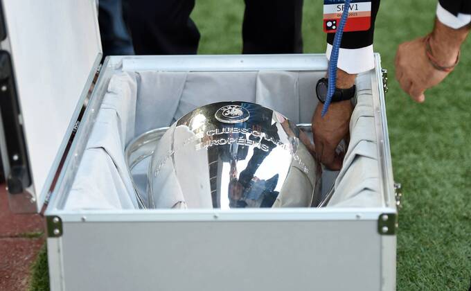 FUSSBALL CHAMPIONS LEAGUE SAISON 2014 2015 HALBFINAL HINSPIEL FC Barcelona Barca - FC Bayern Muenchen 06.05.2015 CHL Pokal kommt in einer Kiste ins Stadion Nou Camp 