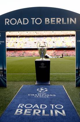 06.05.2015, xjhx, Fussball Champions League, FC Barcelona Barca - FC Bayern Muenchen, v.l. Symbol, Feature Road to Berlin, Strasse nach Berlin, Straße nach Berlin