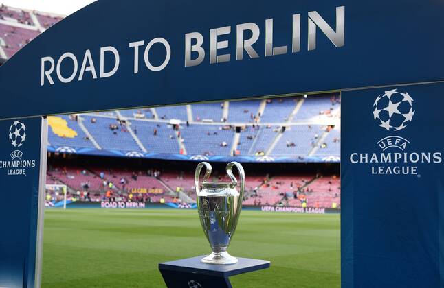 FUSSBALL CHAMPIONS LEAGUE SAISON 2014 2015 HALBFINALE HINSPIEL FC Barcelona Barca - FC Bayern Muenchen 06.05.2015 Stillleben mit Champions League Pokal 
