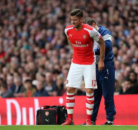 Aktuell Fußball, England, Premier League, FC Arsenal - Swansea City Arsenal s Olivier Giroud receives treatment after taking a kick to his backside Barclays Premier League - Arsenal vs Swansea City - Emirates Stadium - England - 11th May 2015 - Picture David Klein Sportimage EDITORIAL USE ONLY. No use with unauthorised audio, video, data, fixture lists, club league logos or live services. Online in-match use limited to 120 images, no video emulation. No use in betting, games or single club league player publications.