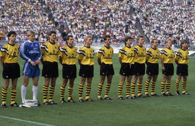 Borussia Dortmund DFB-Pokalsieger 1989 nach Finalsieg gegen Werder Bremen am 24.06.1989 in Berlin. Die Mannschaft des BvB vor dem Spiel. V.l: Michael Zorc, Teddy de Beer, Norbert Dickel,Thomas Kroth,Günter Kutowski,Günter Breitzke,Andy Möller,Thomas Helmer,Michael Rummenigge, Murdo MacLeod und Frank Mill. HM
