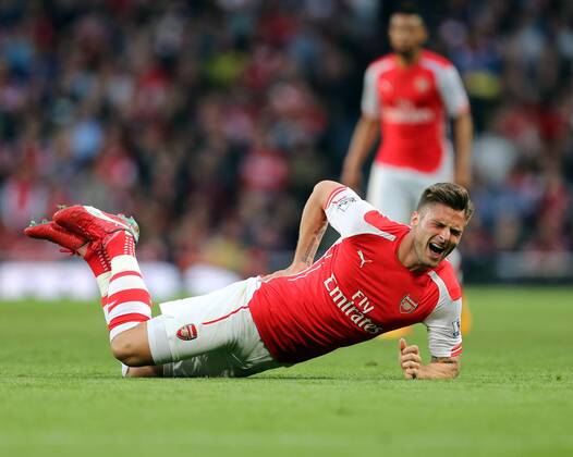 Aktuell Fußball, England, Premier League, FC Arsenal - Swansea City Arsenal s Olivier Giroud receives treatment after taking a kick to his backside Barclays Premier League - Arsenal vs Swansea City - Emirates Stadium - England - 11th May 2015 - Picture David Klein Sportimage EDITORIAL USE ONLY. No use with unauthorised audio, video, data, fixture lists, club league logos or live services. Online in-match use limited to 120 images, no video emulation. No use in betting, games or single club league player publications.