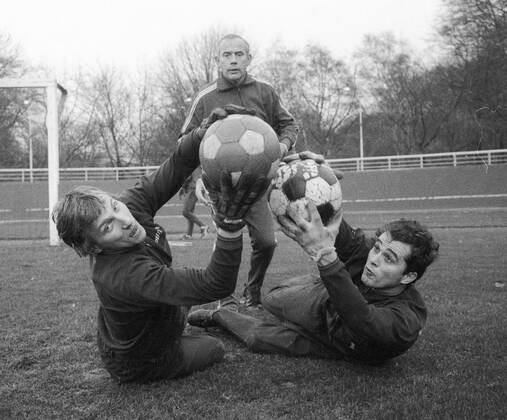 Borussia Moenchengladbach Training 25.11.1969 Trainer Hennes Weisweiler mit Wolfgang Kleff und Volker Danner (rechts) HM