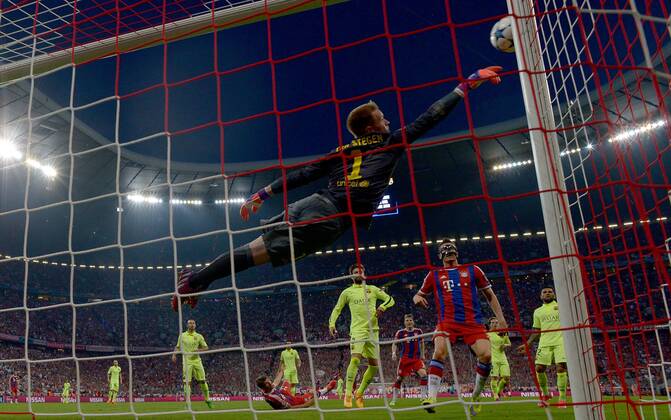 12.05.2015, xjhx, Fussball UEFA Champions League, FC Bayern Muenchen - FC Barcelona Barca v.l. Marc Andre ter Stegen (FC Barcelona), Robert Lewandowski (FC Bayern Muenchen)