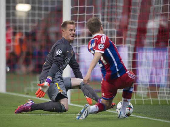 Philipp LAHM (BAY) gegen Torwart Marc-Andre TER STEGEN (FCBarcelona) Fussball international UEFA Championsleague, Saison 2014 2015, Halbfinale Rueckspiel: FC Bayern Muenchen - FC Barcelona Barca in Muenchen, Deutschland am 12.05.2015,