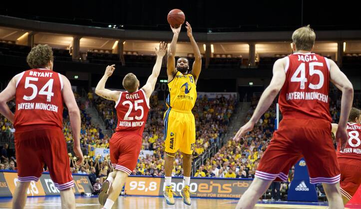 Basketball Berlin 24.05.2015 Beko-BBL 1. Bundesliga Saison 2014 2015 Playoff Halbfinale Spiel 1 Alba Berlin - FC Bayern München Reggie Redding (Alba Berlin, No.15) Anton Gavel (München, No.25) John Bryant (München, No.54) Jan-Hendrik Jagla (München, No.45)