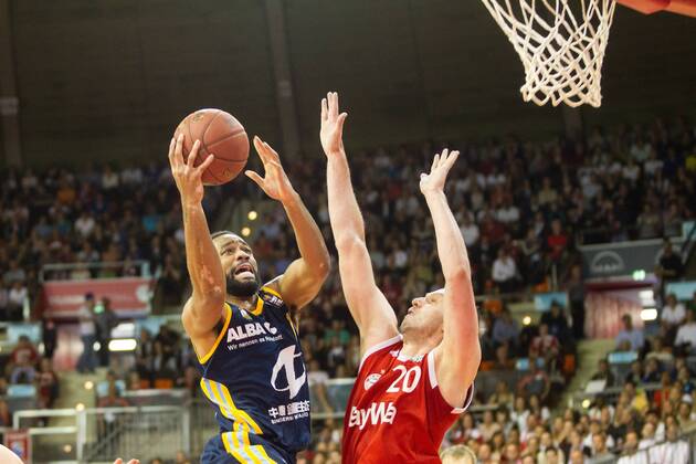 GER, Beko BBL Playoff Halbfinale , FC Bayern Muenchen vs. Alba Berlin 28.05.2015, Audi Dome, Muenchen, GER, Beko BBL Playoff Halbfinale , FC Bayern Muenchen vs. Alba Berlin, im Bild Reggie Redding (Alba 15) macht den korb gegen Dusko Savanovic (FCB 20) nphxStraubmeier