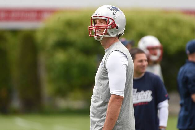 May 29, 2015 - Foxborough, Mass. - New England Patriots quarterback Tom Brady (12) takes a break during the team s organized activities at Gillette Stadium in Foxborough Mass. Eric Canha CSM NFL American Football Herren USA 2015: Patriots Organized Team Activity MAY 29 - ZUMAc04_