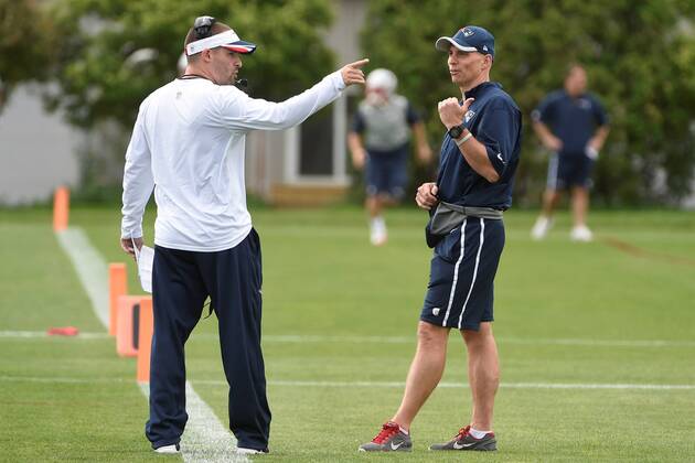 May 29, 2015 - Foxborough, Mass. - New England Patritos offensive coordinator Josh McDaniels (left) and receivers coach Chad O Shea (right) talk during the team s organized activities at Gillette Stadium in Foxborough Mass. Eric Canha CSM NFL American Football Herren USA 2015: Patriots Organized Team Activity MAY 29 - ZUMAc04_